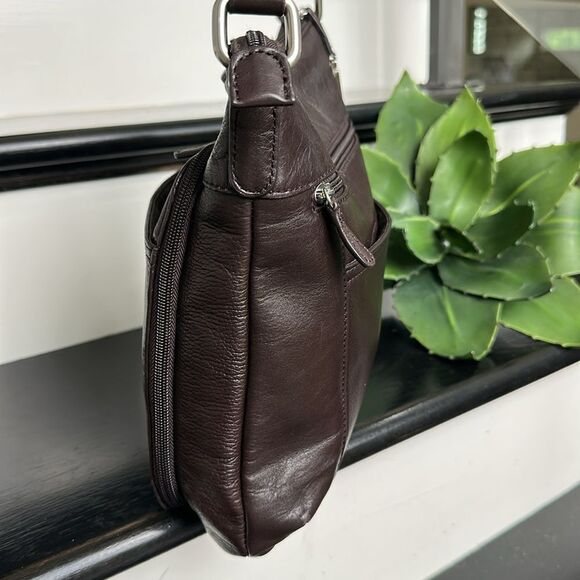 Giani  Bernini, like new genuine, leather shoulder, Crossbody handbag purse - Picture 3 of 12